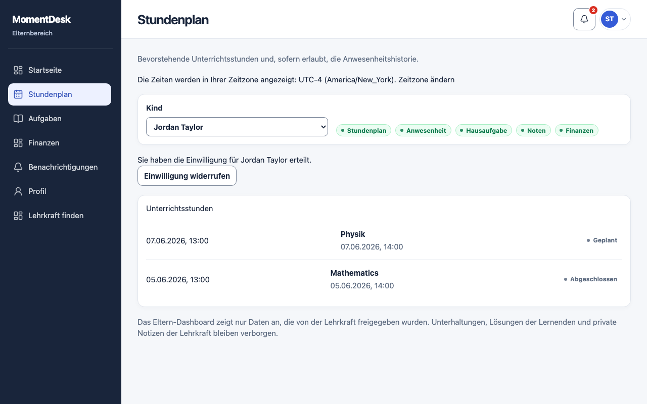Stundenplan und Anwesenheit prüfen: MomentDesk-Oberfläche mit erfundenen Namen und Einträgen.