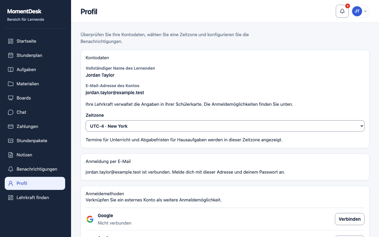 Zeitzone, Sprache und Benachrichtigungen einstellen: MomentDesk-Oberfläche mit erfundenen Namen und Einträgen.