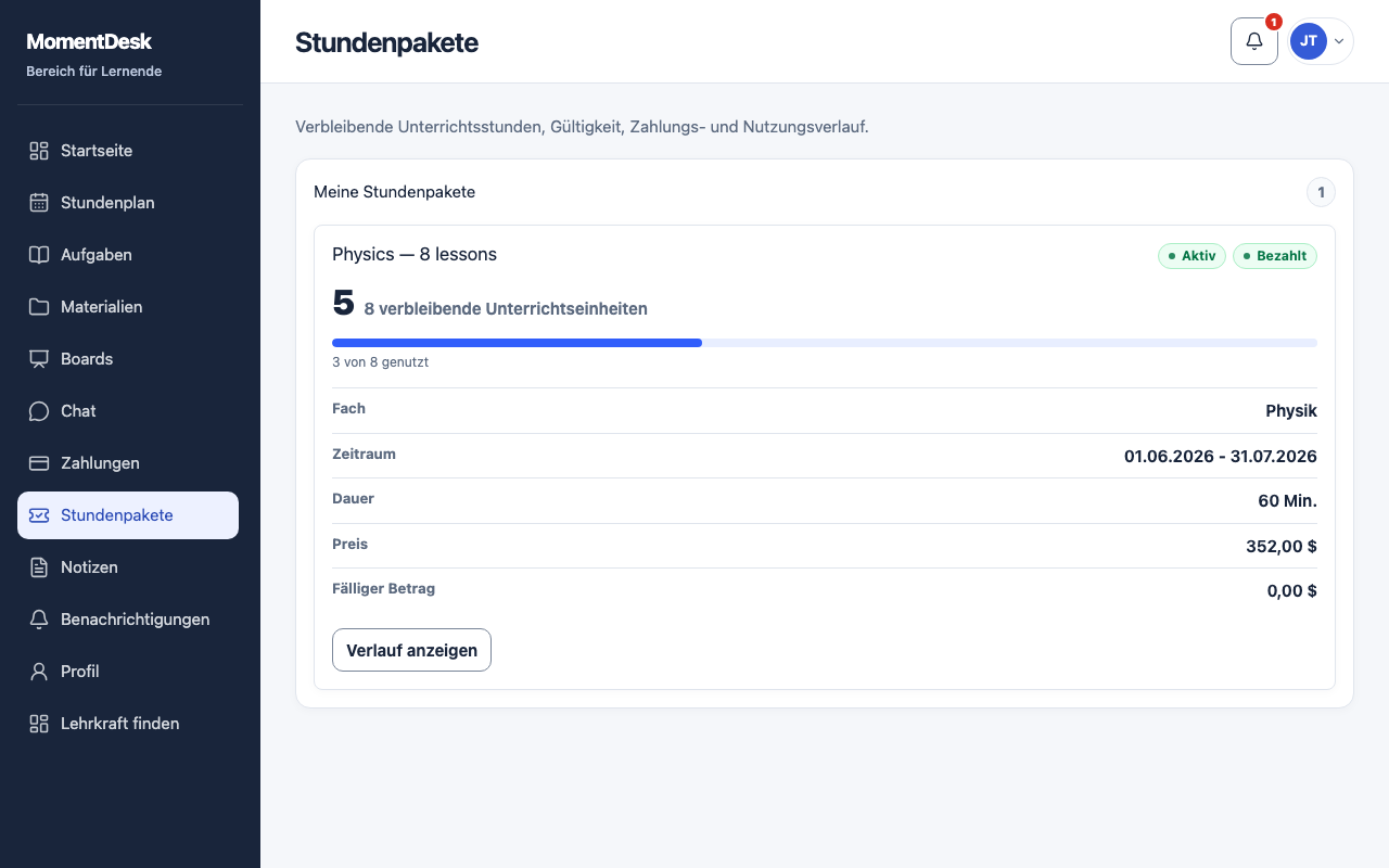 Unterrichtspaket prüfen: MomentDesk-Oberfläche mit erfundenen Namen und Einträgen.