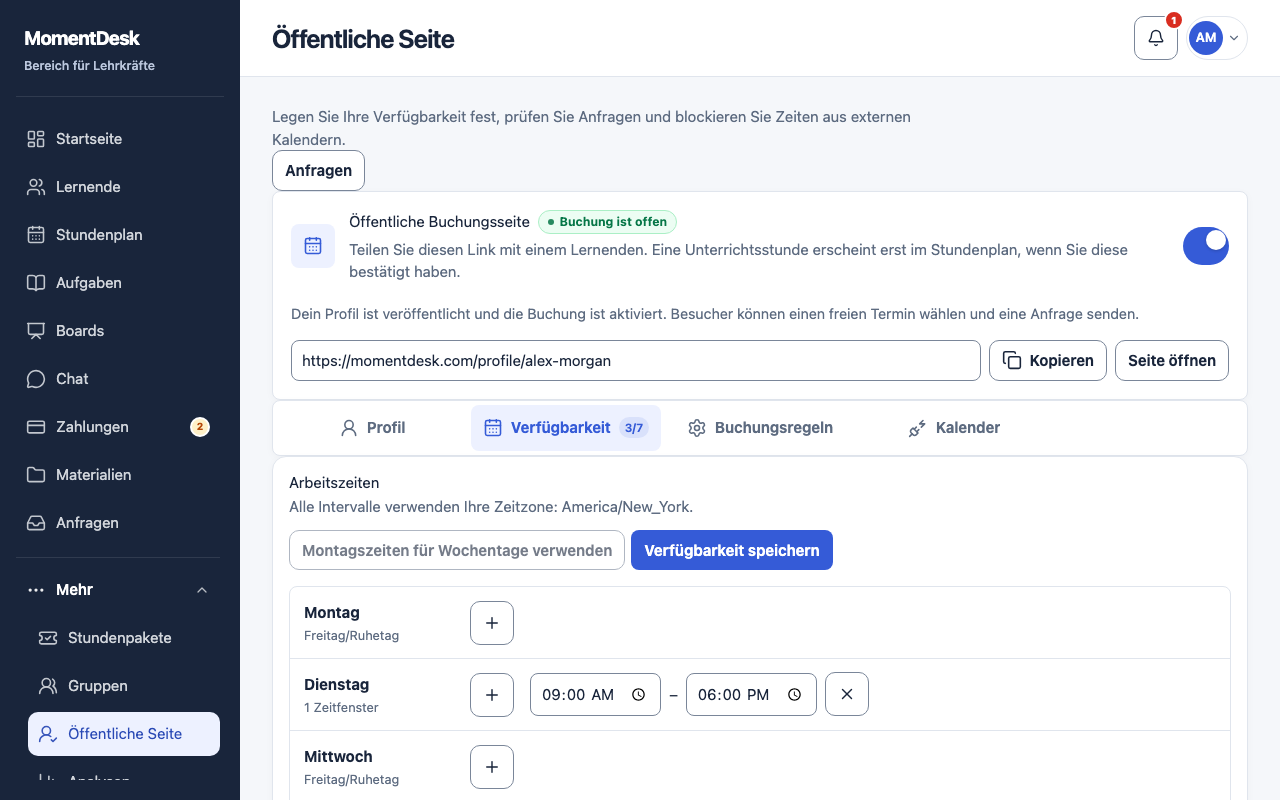 Zeiten für Buchungen öffnen: MomentDesk-Oberfläche mit erfundenen Namen und Einträgen.
