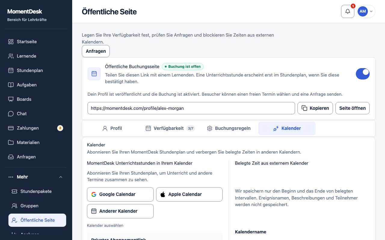 Stunden in einem anderen Kalender sehen: MomentDesk-Oberfläche mit erfundenen Namen und Einträgen.