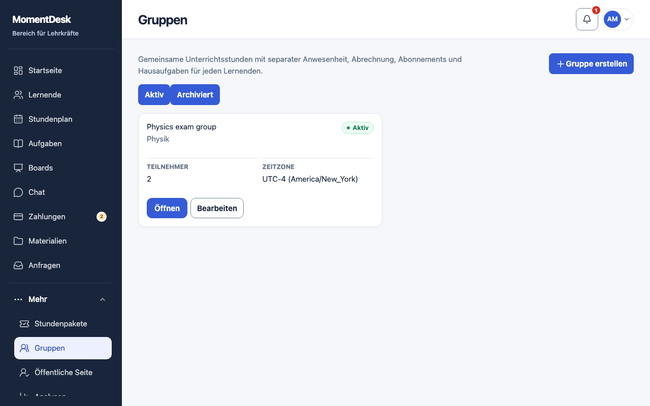 Eine Gruppe erstellen und unterrichten: MomentDesk-Oberfläche mit erfundenen Namen und Einträgen.