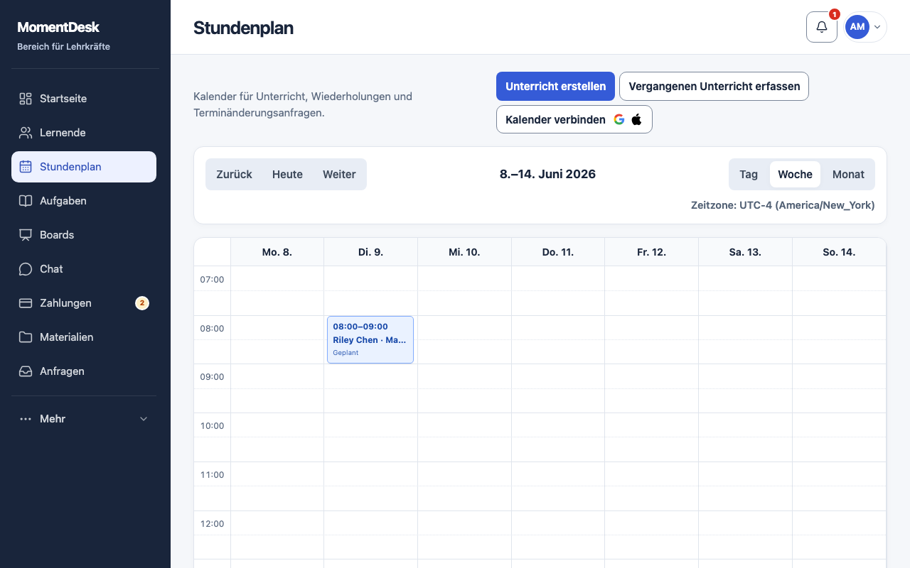 Der MomentDesk-Wochenplan mit Unterrichtsterminen im Kalender und der angezeigten Zeitzone.