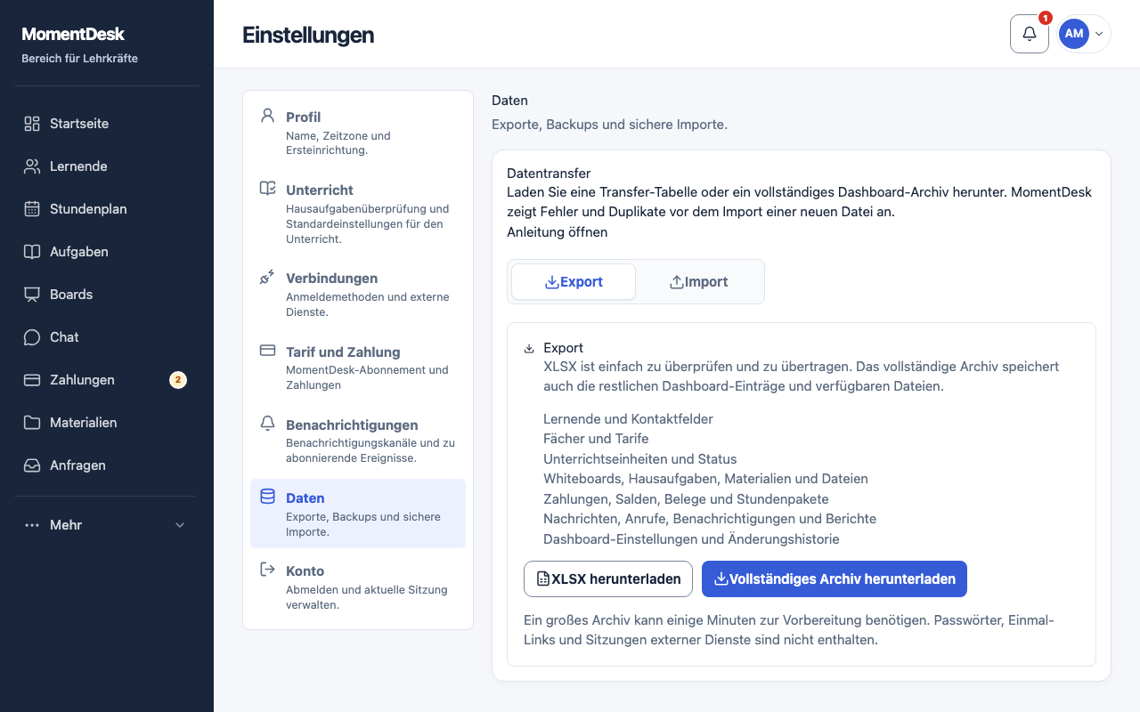 Datenbereich der Lehrkrafteinstellungen in der MomentDesk-Oberfläche: Download einer XLSX-Arbeitsmappe oder eines vollständigen Archivs und vier Importschritte.