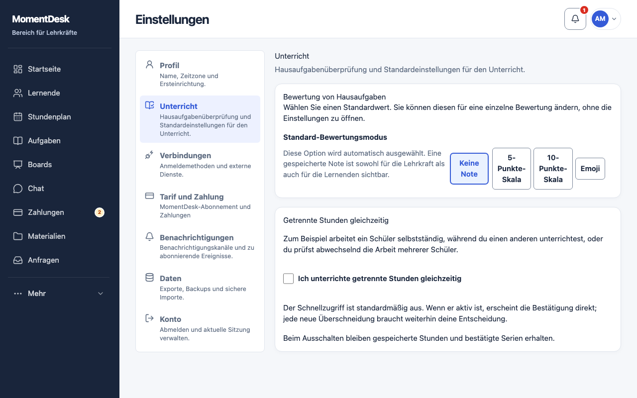 Getrennte Stunden gleichzeitig unterrichten: MomentDesk-Oberfläche mit erfundenen Namen und Einträgen.