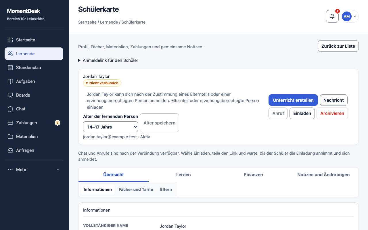 Eltern oder Erziehungsberechtigten Zugang geben: MomentDesk-Oberfläche mit erfundenen Namen und Einträgen.