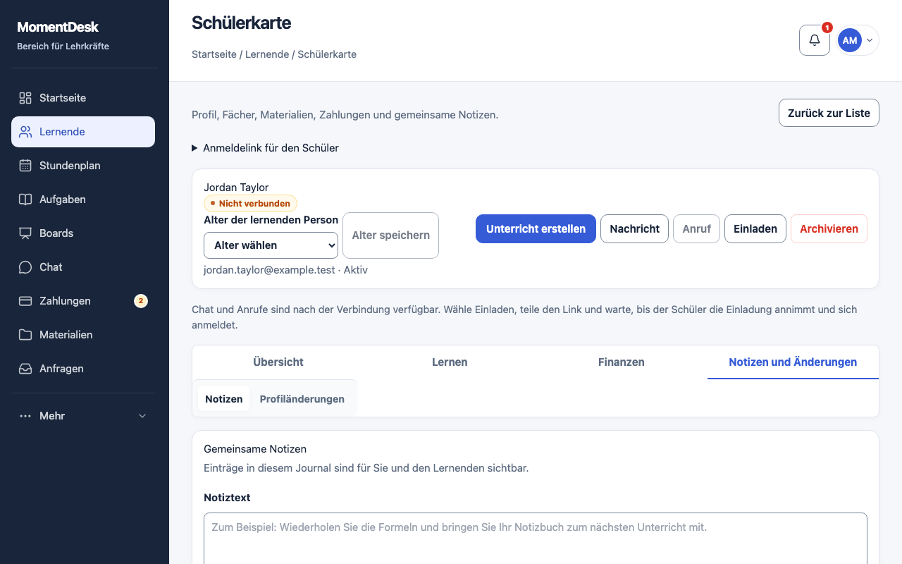 Gemeinsame Notizen mit einem Schüler führen: MomentDesk-Oberfläche mit erfundenen Namen und Einträgen.