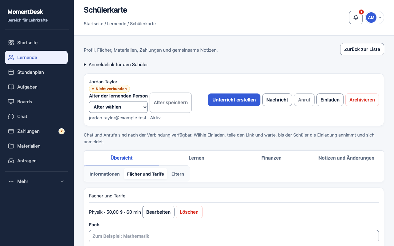 Fächer, Preise und Unterrichtsdauer festlegen: MomentDesk-Oberfläche mit erfundenen Namen und Einträgen.