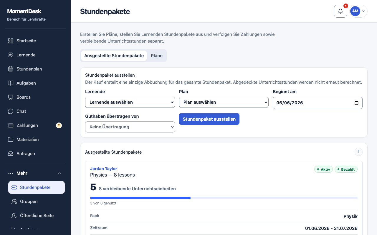 Ein Stundenpaket erstellen und zuweisen: MomentDesk-Oberfläche mit erfundenen Namen und Einträgen.