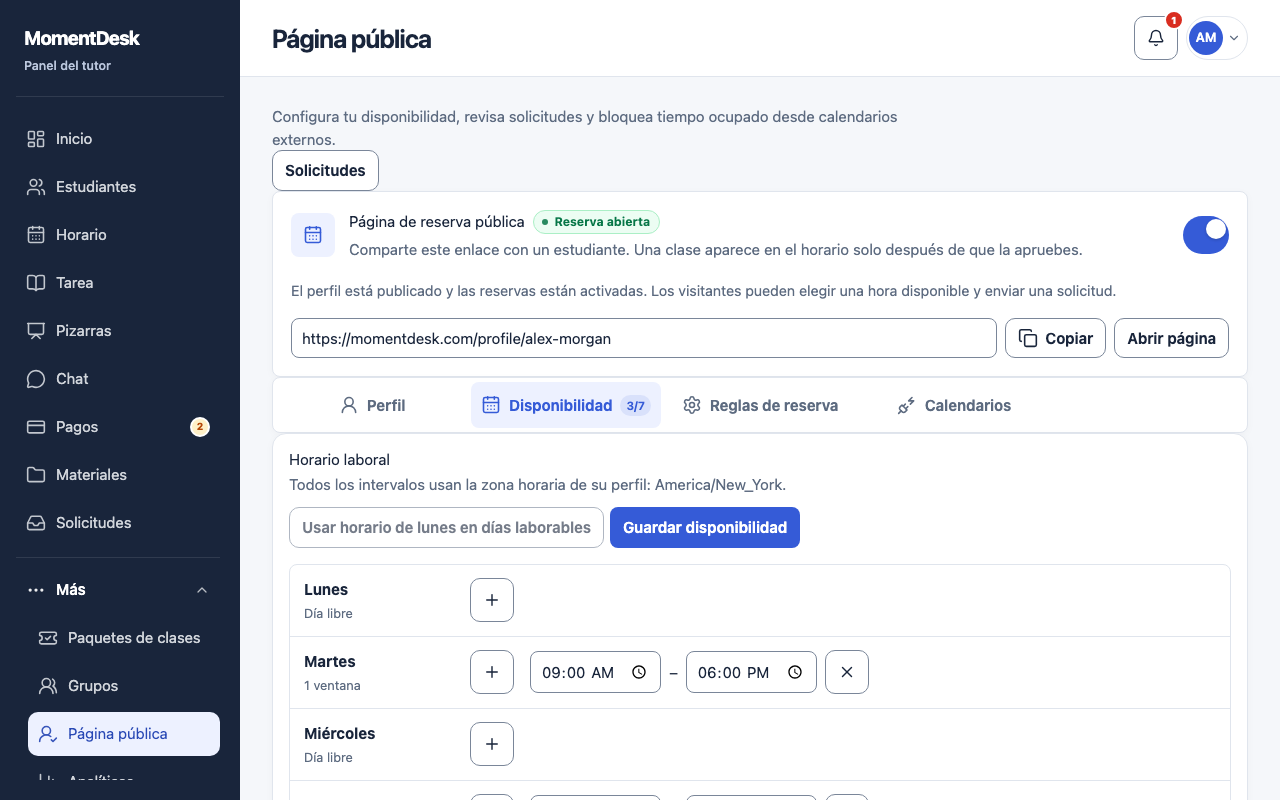 Abrir horas para reservas: Interfaz de MomentDesk con nombres y registros ficticios.