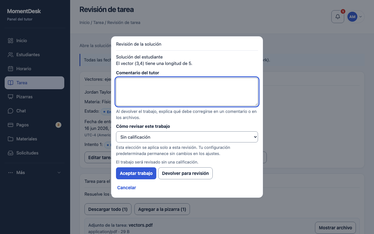 Ventana de revisión de tareas de MomentDesk con la respuesta del alumno, opciones de calificación, campo de comentarios y botones para aceptar o devolver el trabajo.