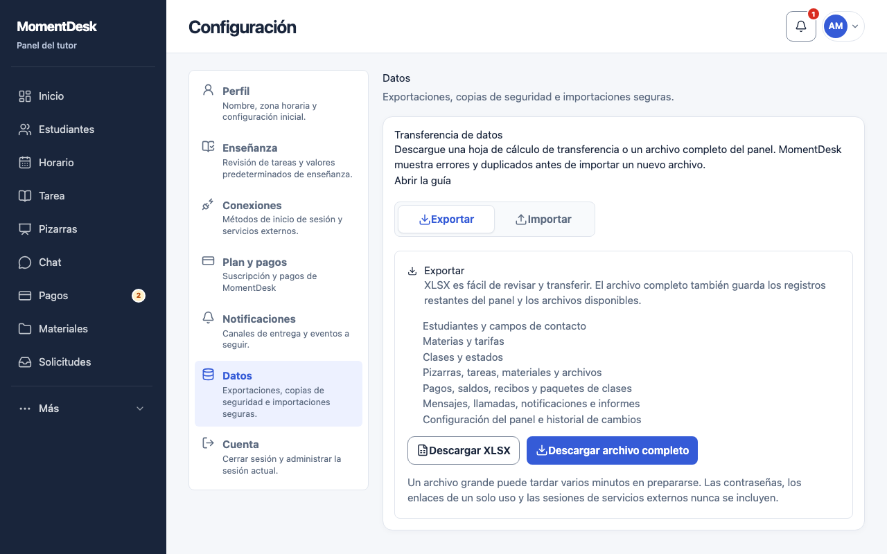 Sección de datos de los ajustes del profesor en la interfaz de MomentDesk: descarga de un libro XLSX o un archivo completo y cuatro pasos de importación.