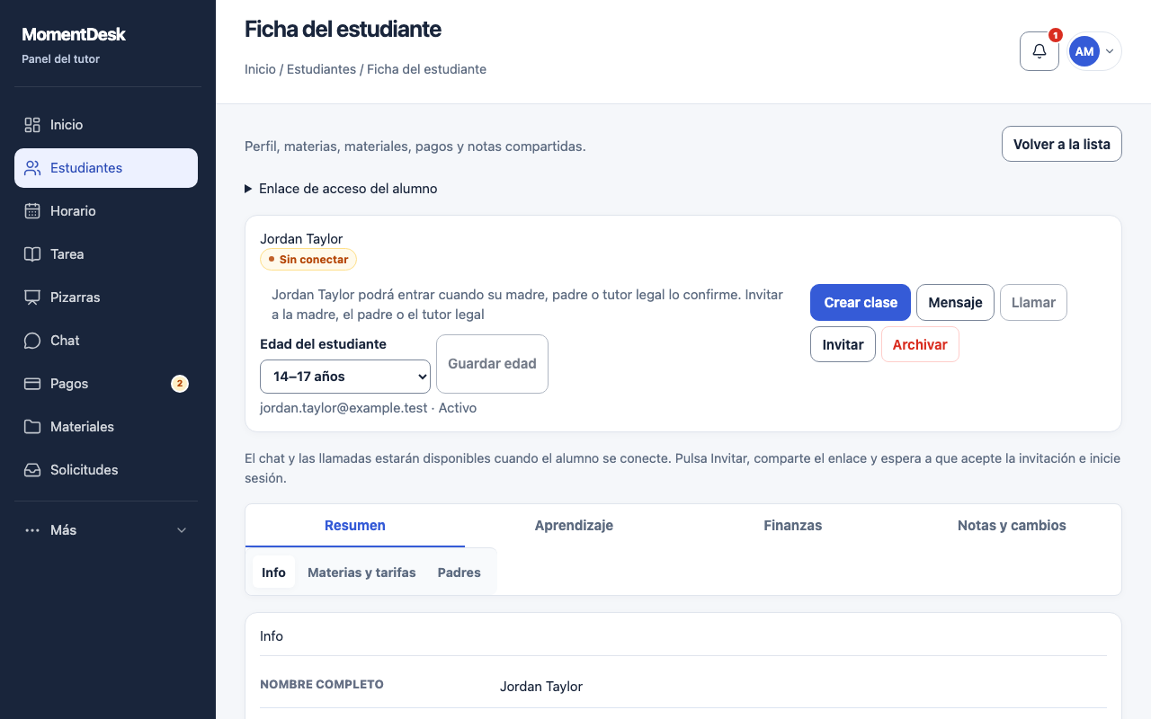 Da acceso a un progenitor o tutor legal: Interfaz de MomentDesk con nombres y registros ficticios.