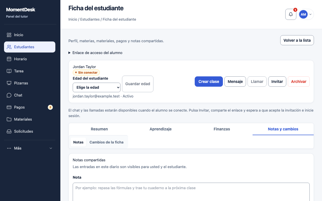 Comparte notas con un estudiante: Interfaz de MomentDesk con nombres y registros ficticios.