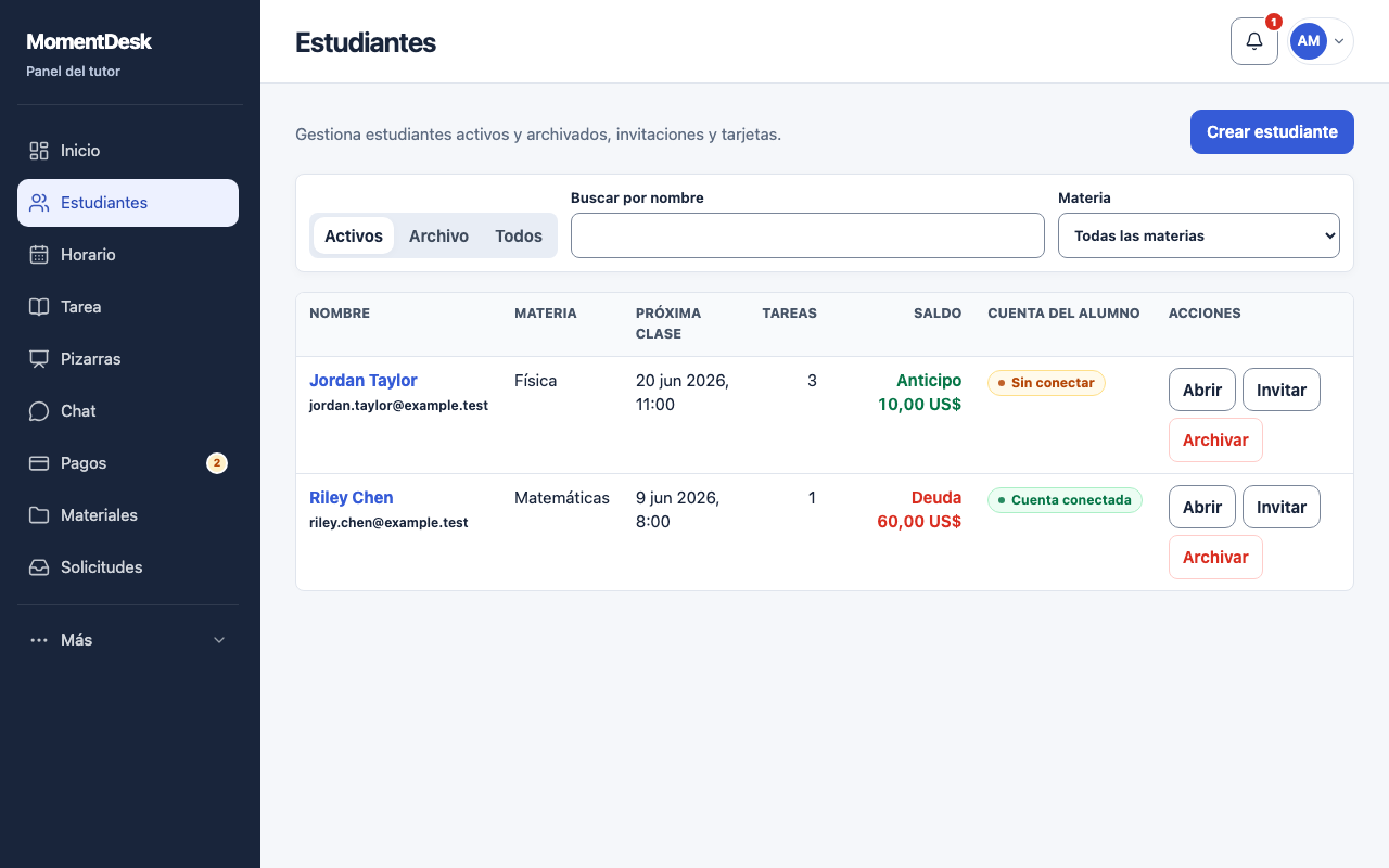 Edita, archiva y restaura un estudiante: Interfaz de MomentDesk con nombres y registros ficticios.