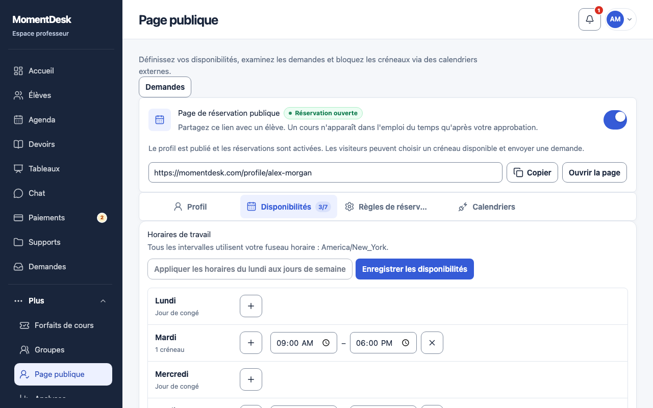 Ouvrir des créneaux de réservation: Interface de MomentDesk avec des noms et données fictifs.