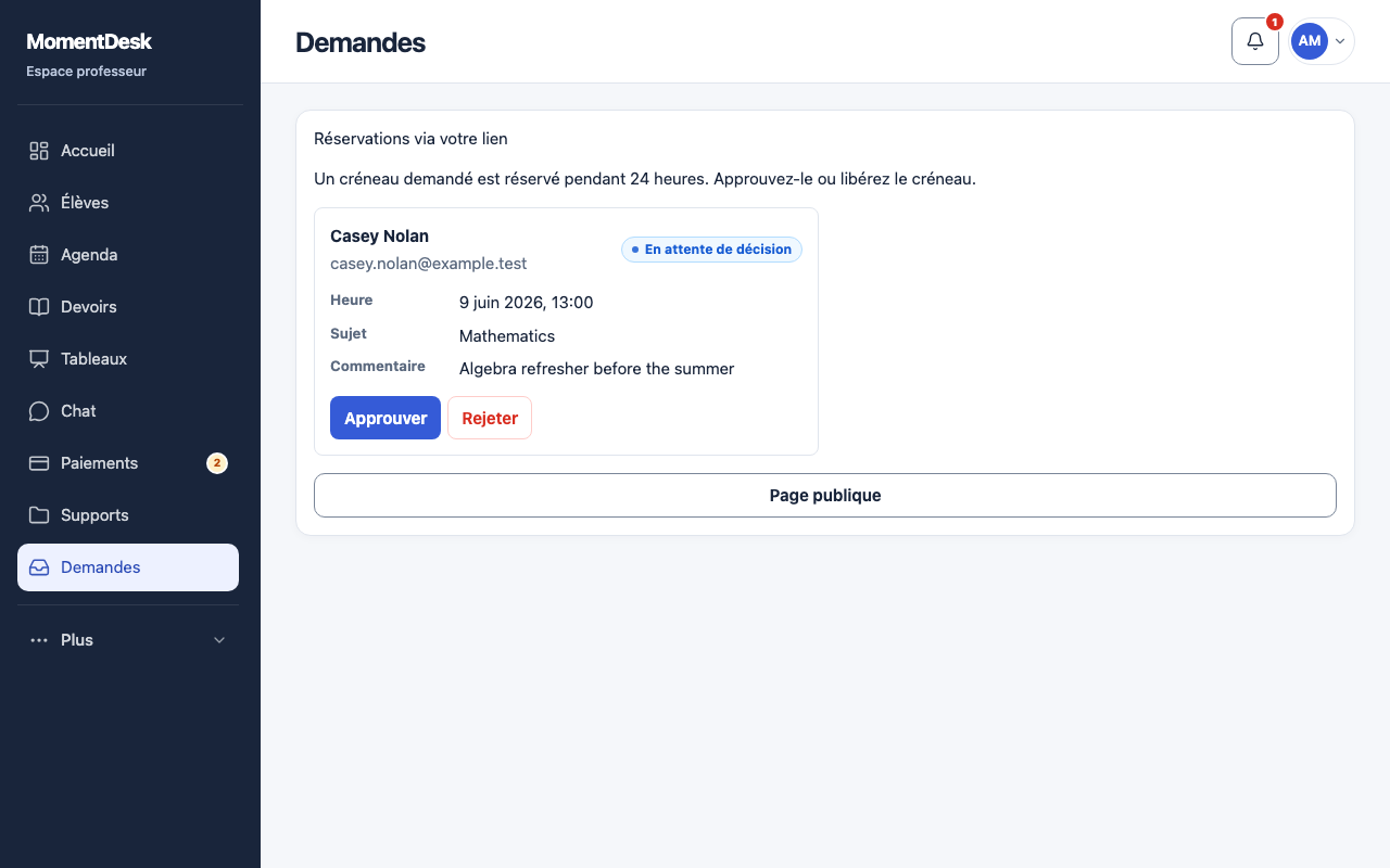Examiner les demandes: Interface de MomentDesk avec des noms et données fictifs.