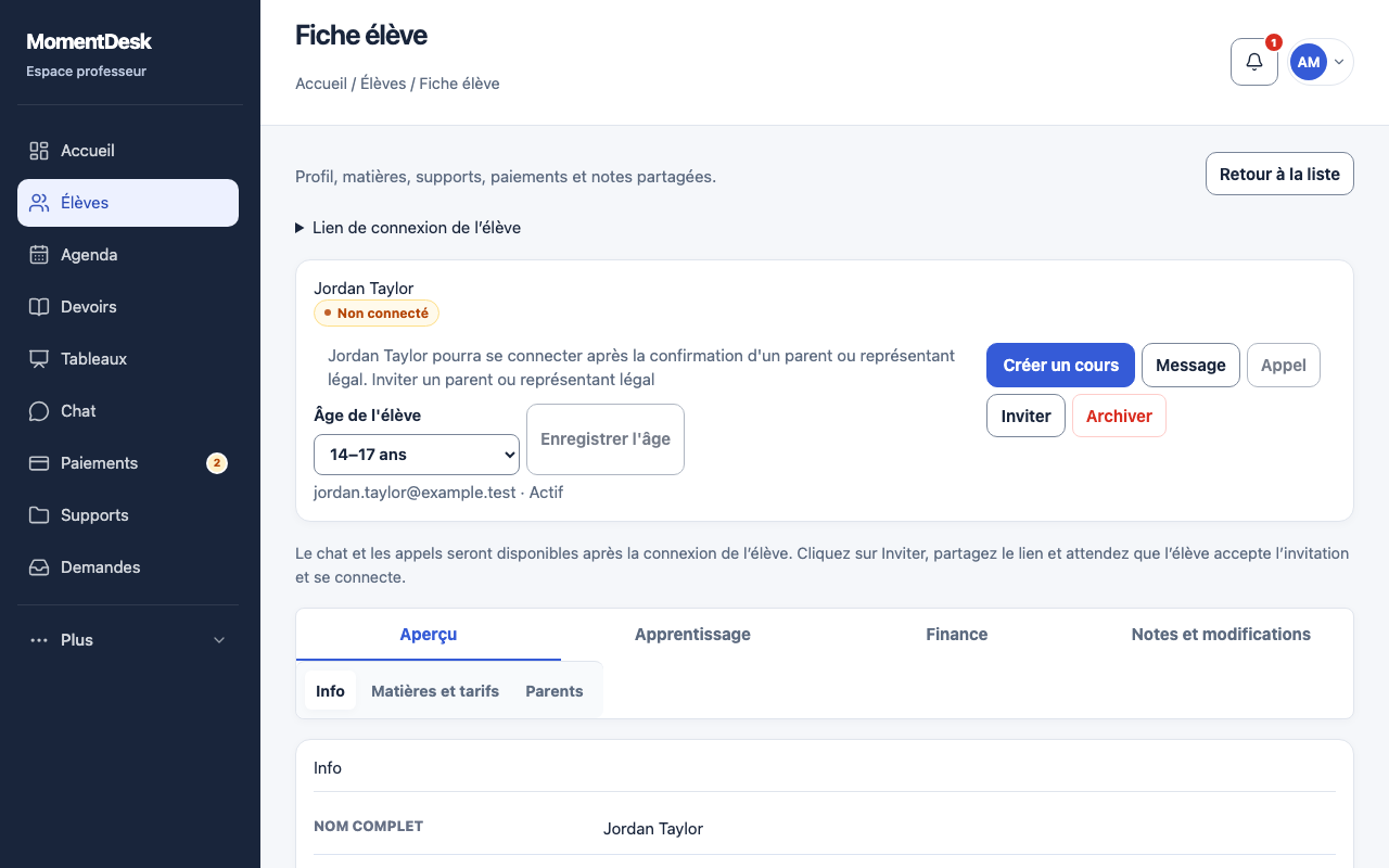 Âge de l’élève et consentement du responsable légal: Interface de MomentDesk avec des noms et données fictifs.