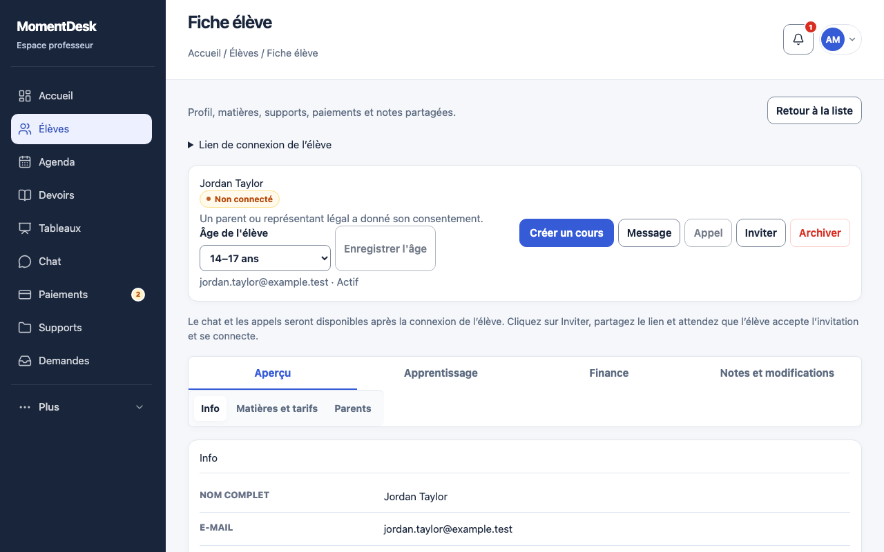 Inviter un élève avec un lien personnel: Interface de MomentDesk avec des noms et données fictifs.